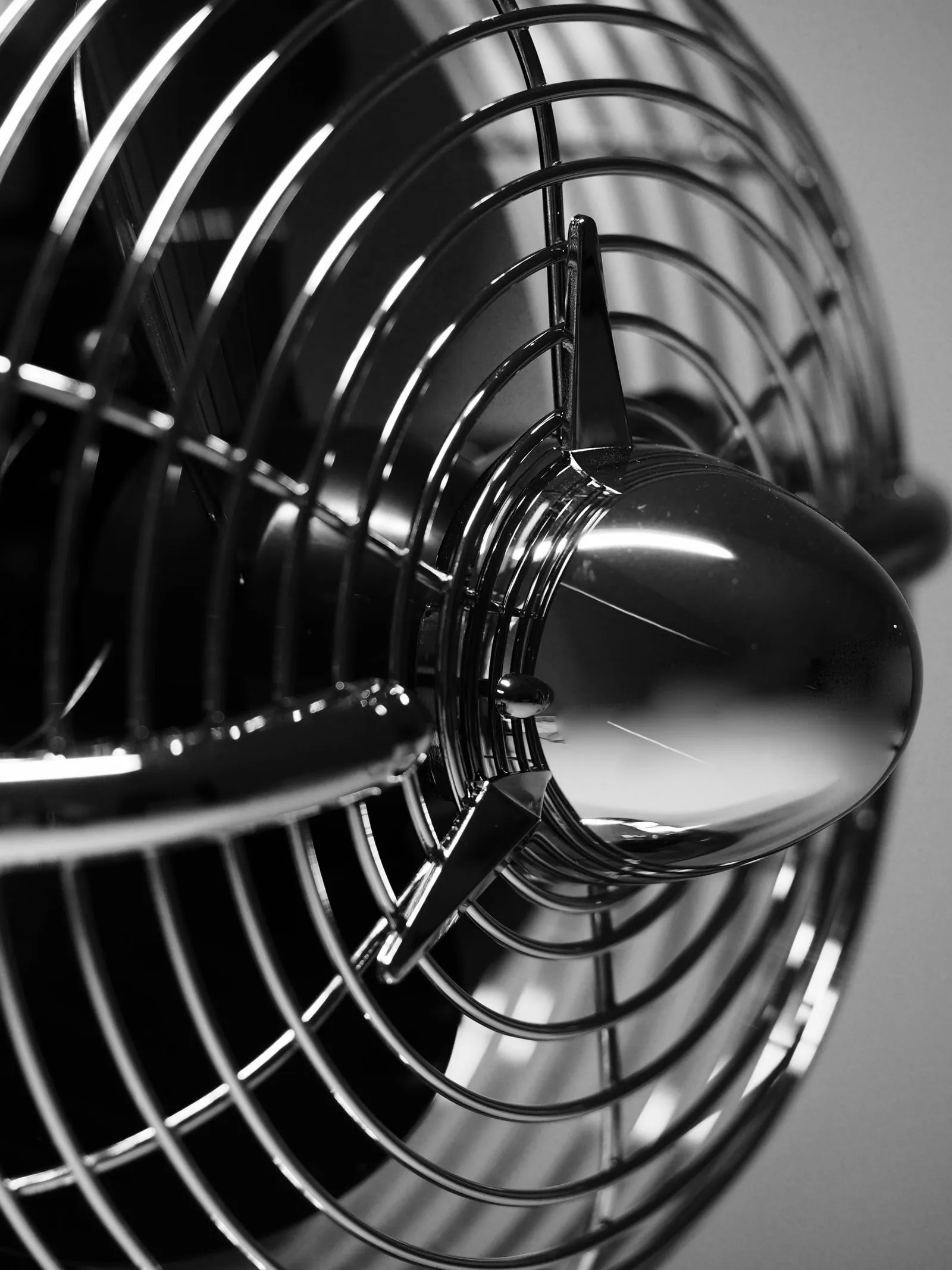 扇風機の羽根を写したモノクロのクローズアップ