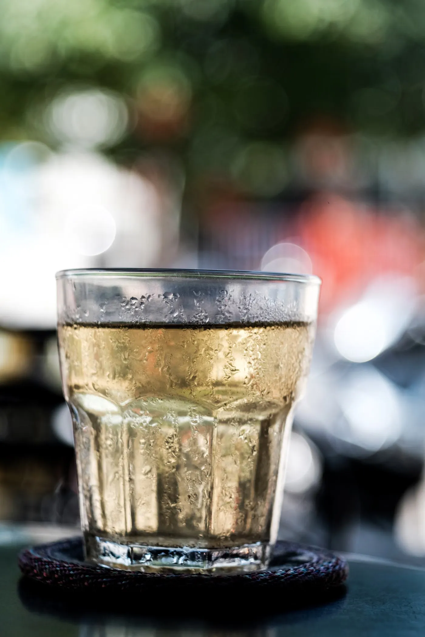 表面に水滴がびっしり付いた、冷たい飲み物の入ったグラス