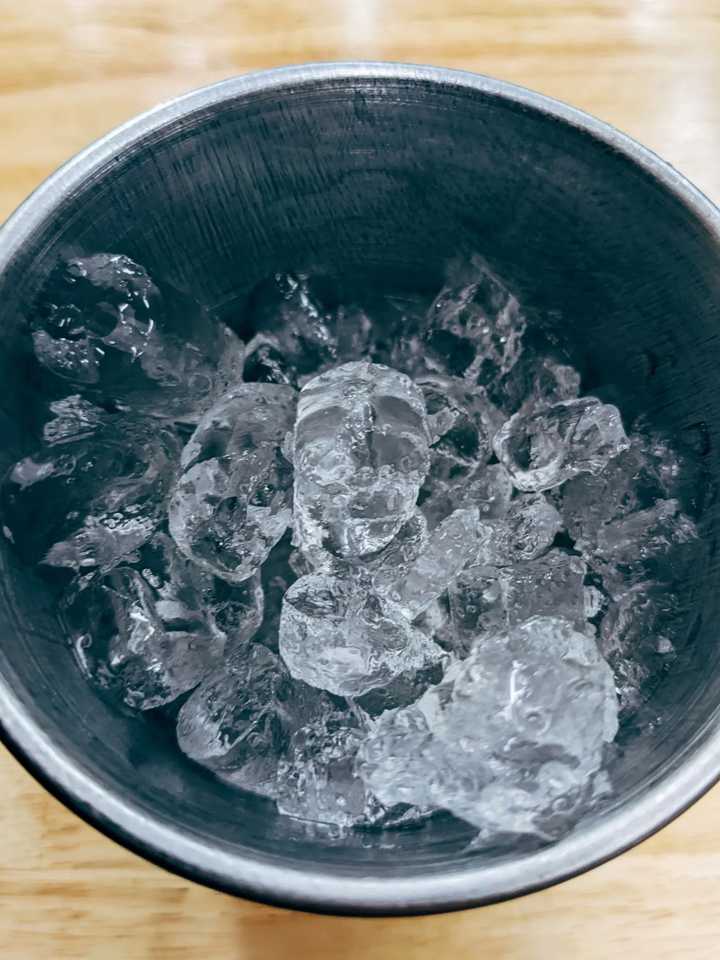 金属のボウルいっぱいに入った砕けた氷を上から見たところ