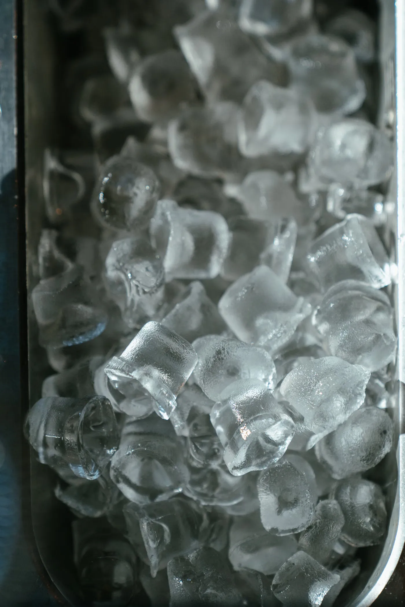 角が溶けて丸くなりはじめた角氷が重なっているクローズアップ