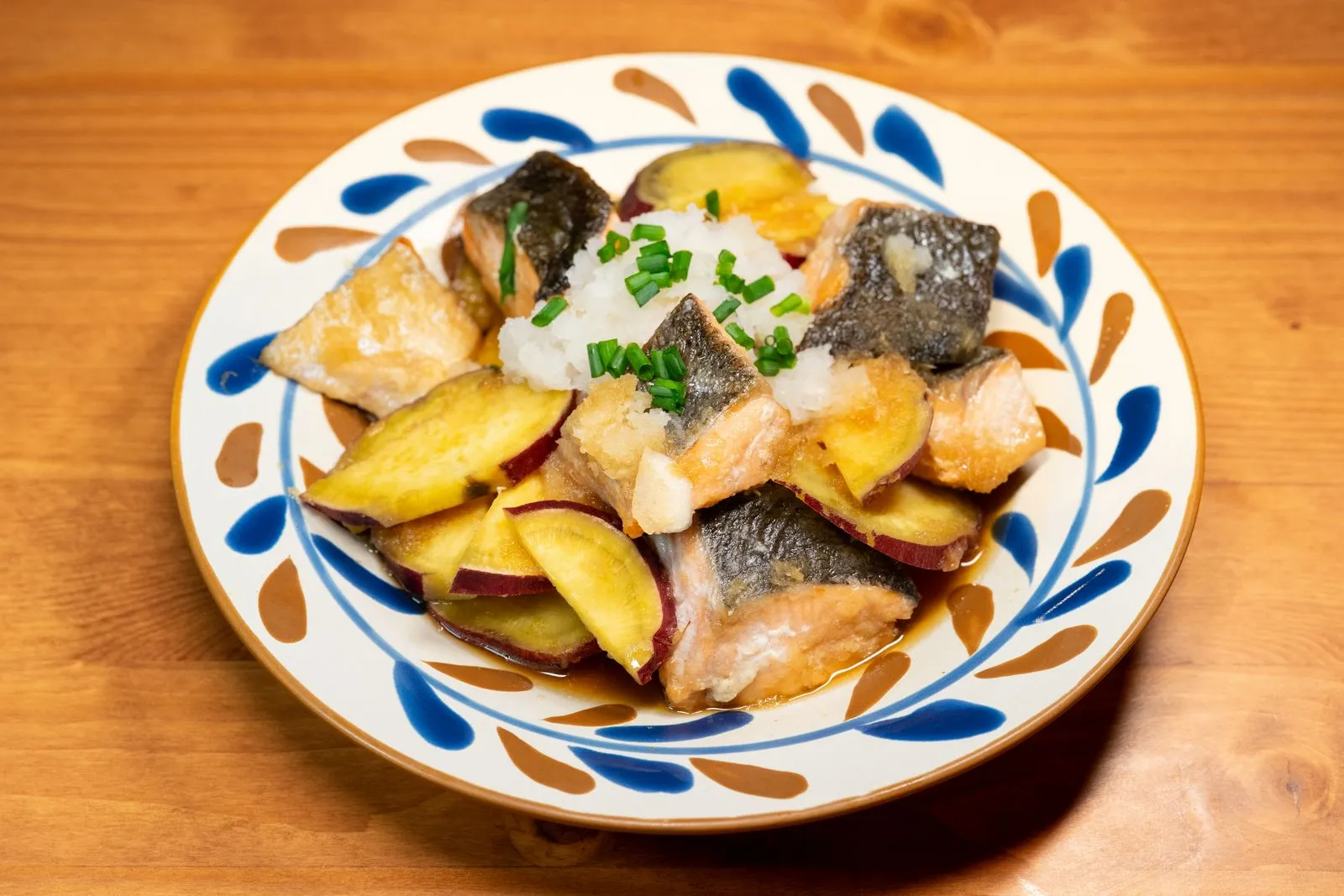 皿に盛られた魚と芋の煮物