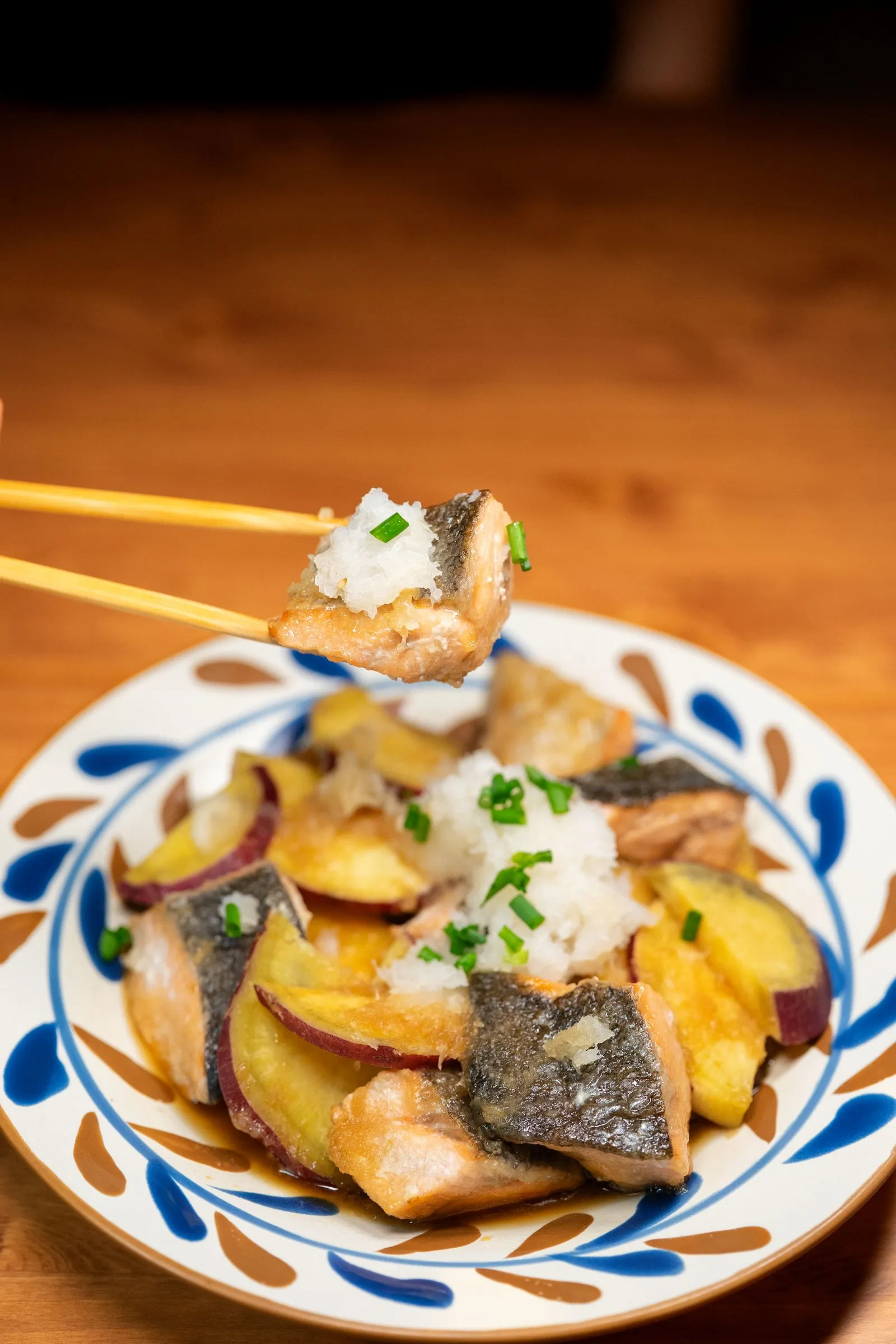 大根おろしを添えた魚と芋の煮物