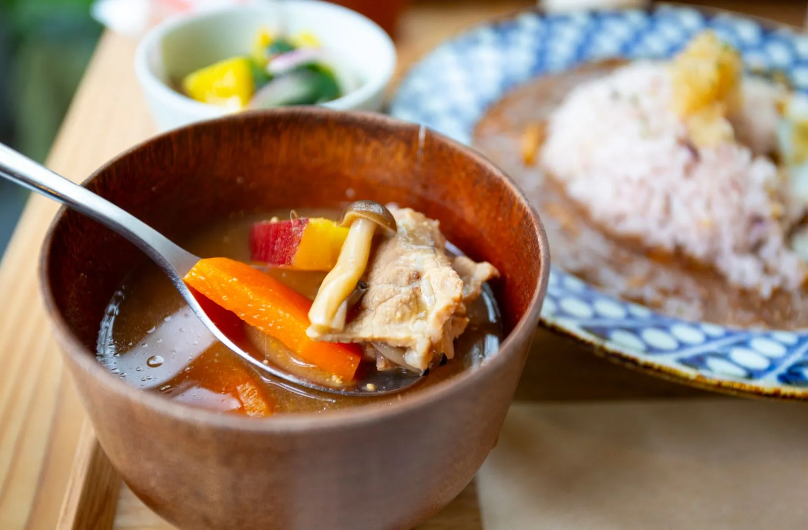 汁物とカレーライスが並んだ食卓