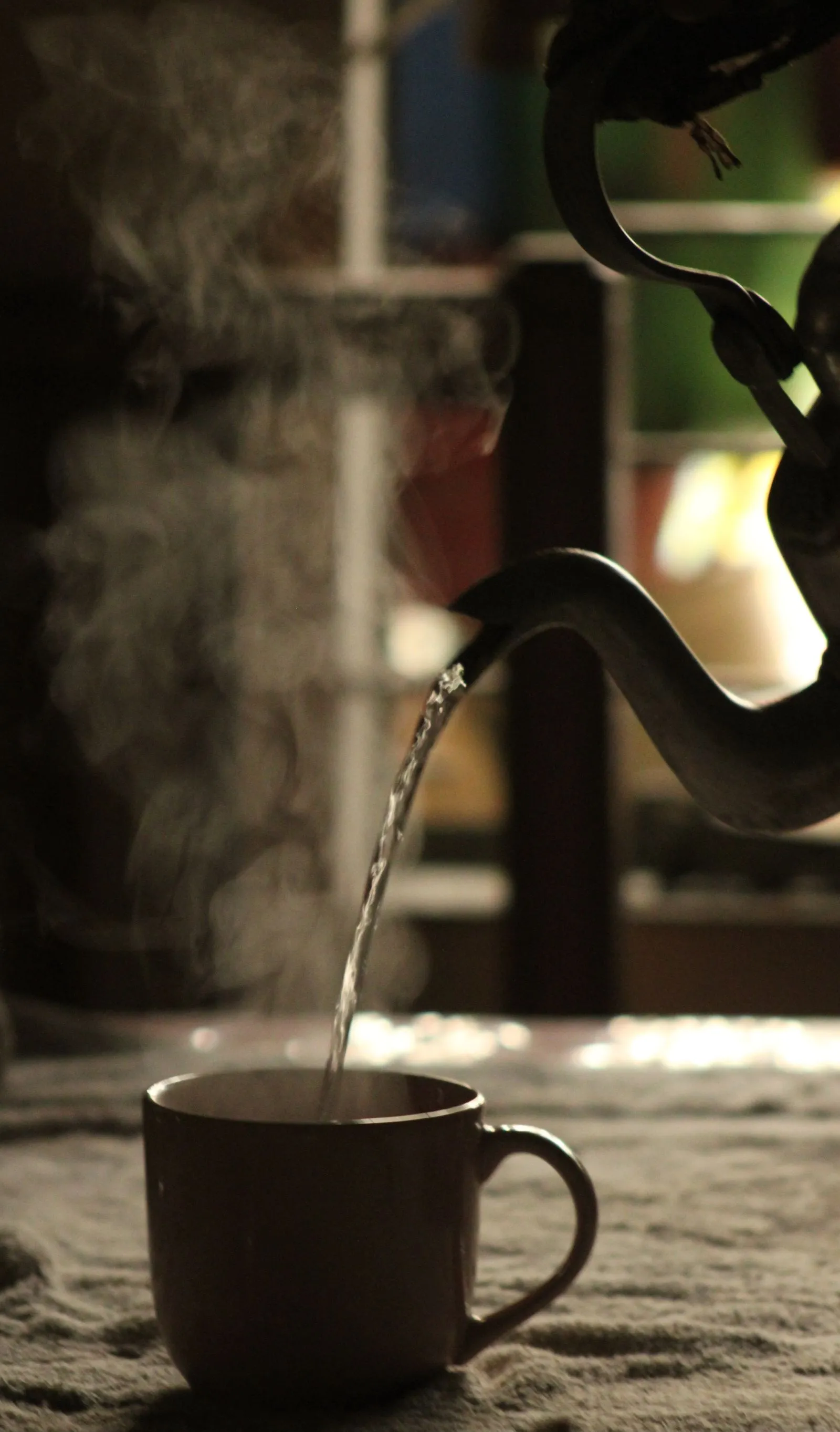 湯気を立てながらカップに注がれる湯