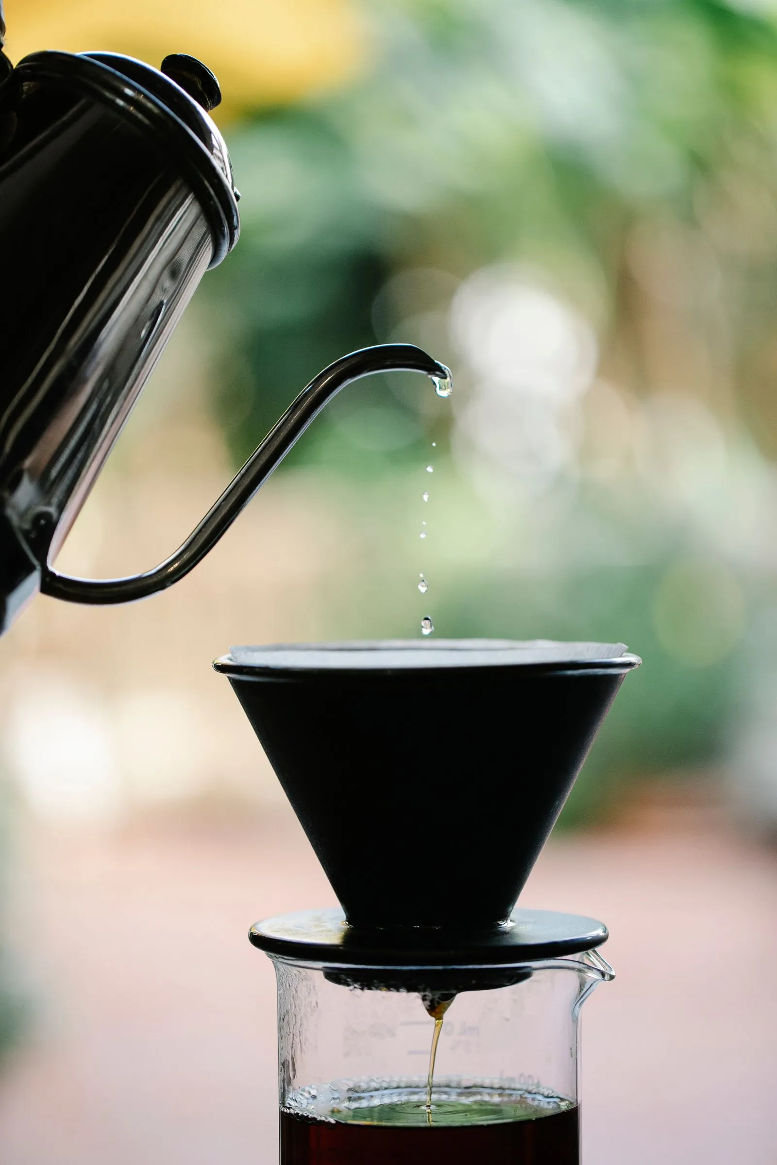コーヒードリッパーに細く湯を落とす金属製の注ぎ口