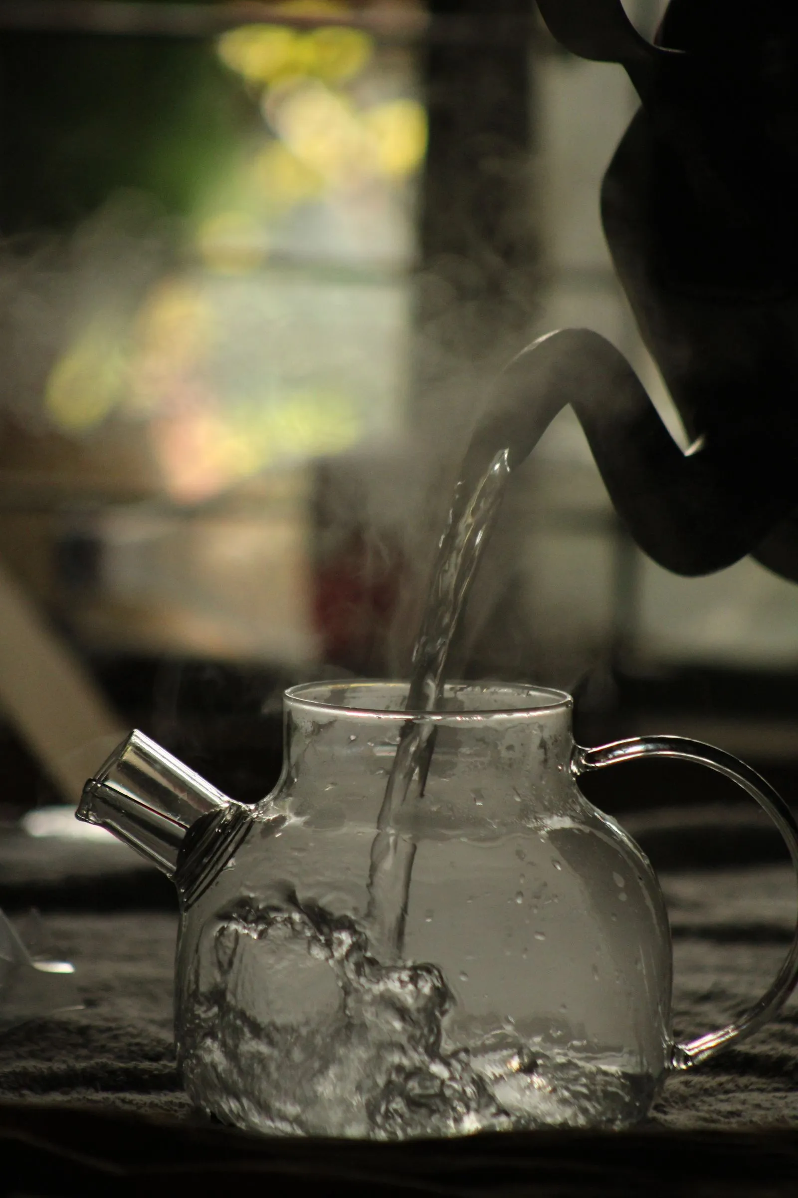 湯気を立てながらガラス製のポットに注がれる湯