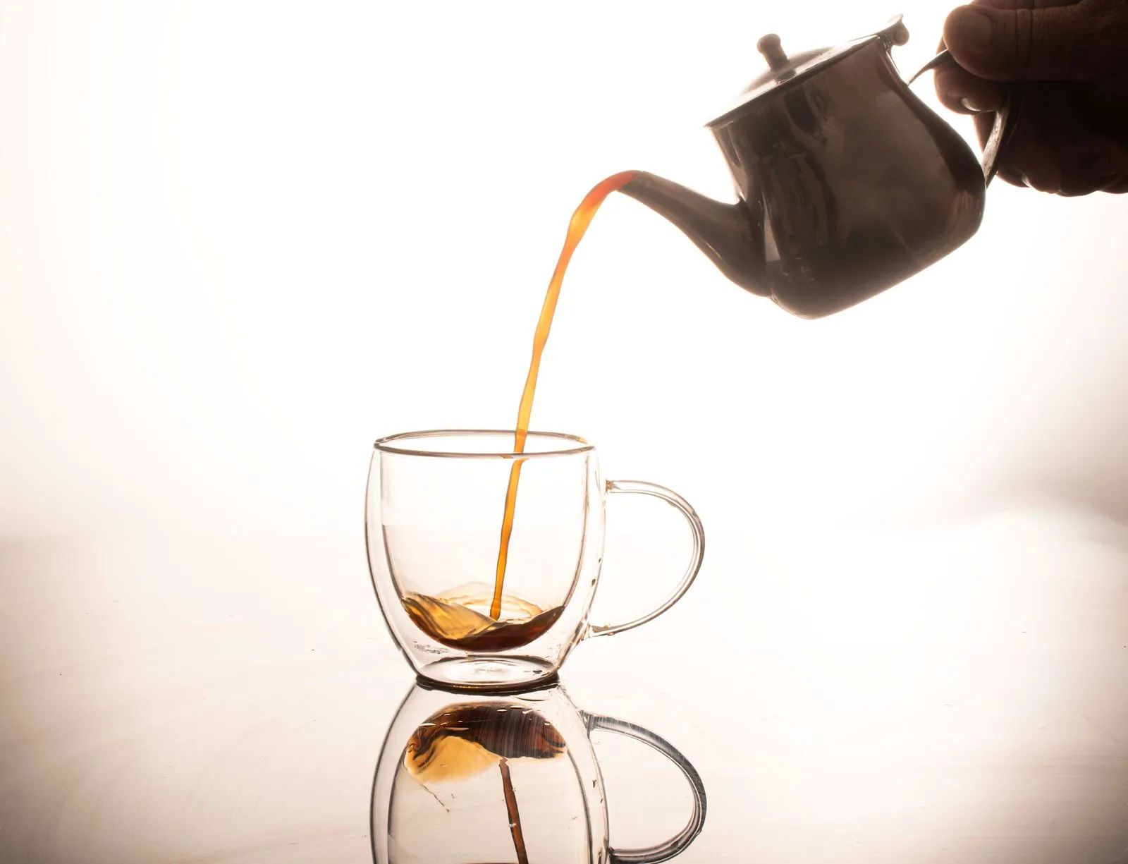 二重構造のガラスカップに注がれる紅茶