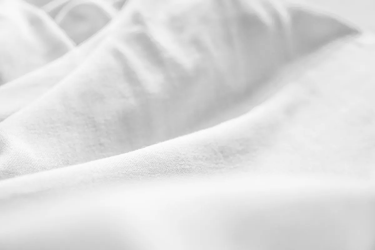 グレーの布地が波打ち、織り目の質感がわかるほど近くから撮られている