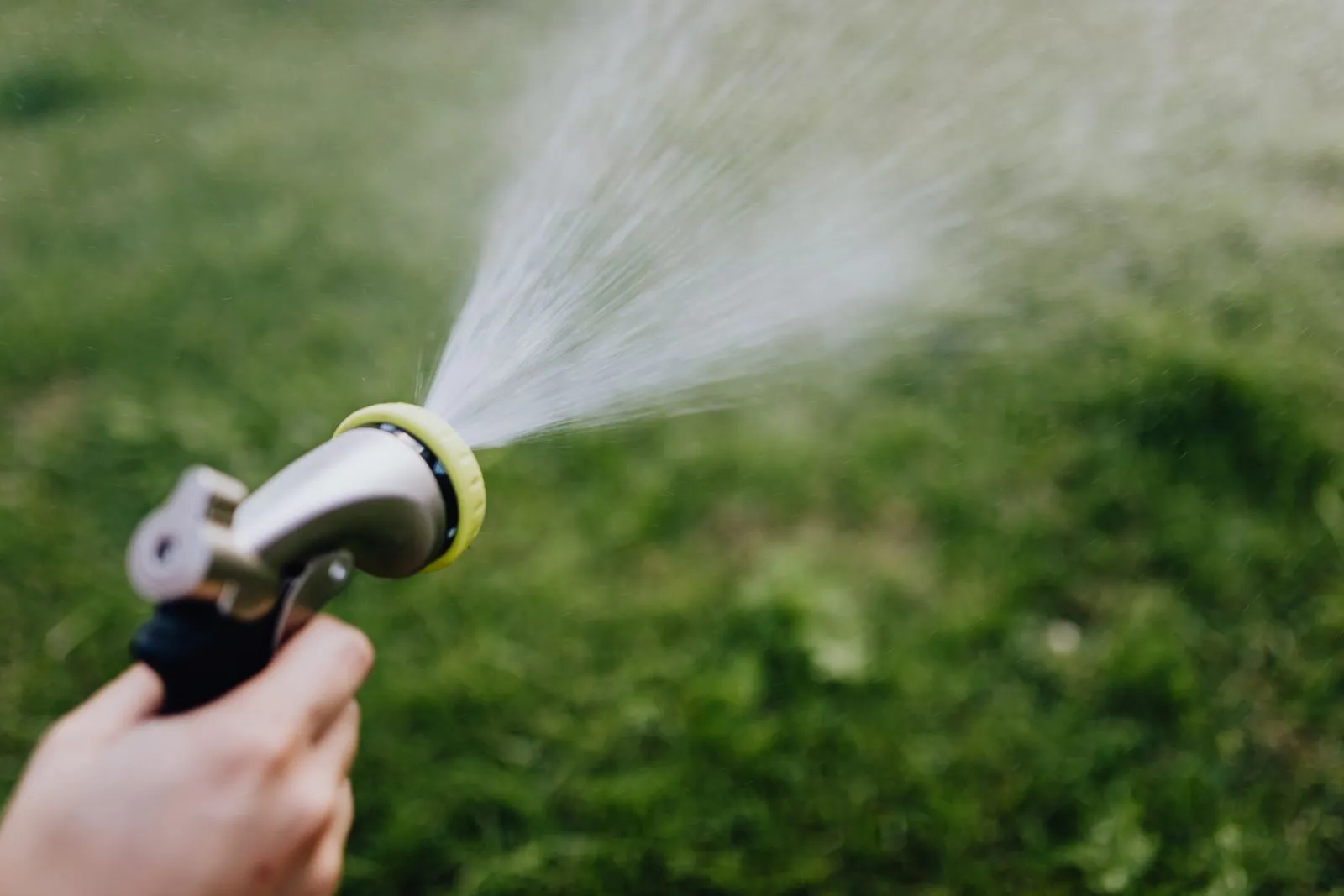 芝生の上に噴き出す、ノズルからの水しぶき