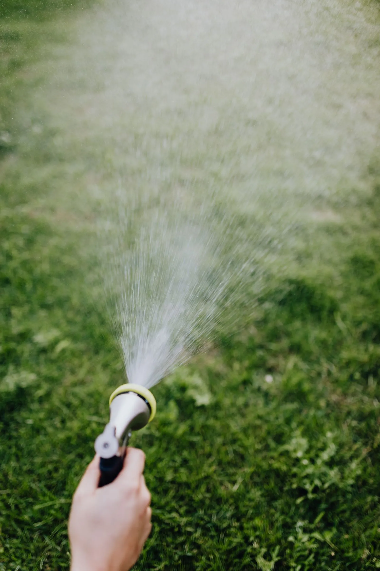 白く広がる水しぶきと、それを持つ手元