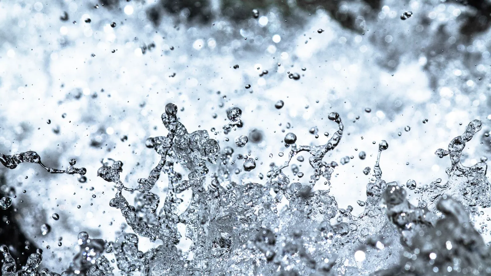 白くはじける水しぶきのクローズアップ