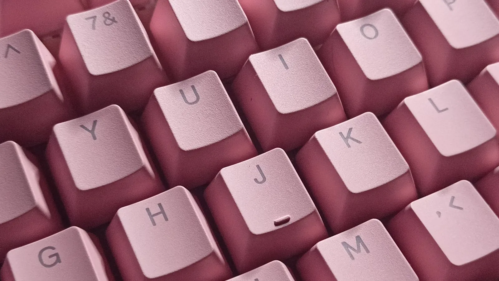 ピンク色のキーキャップが並ぶキーボードのクローズアップ