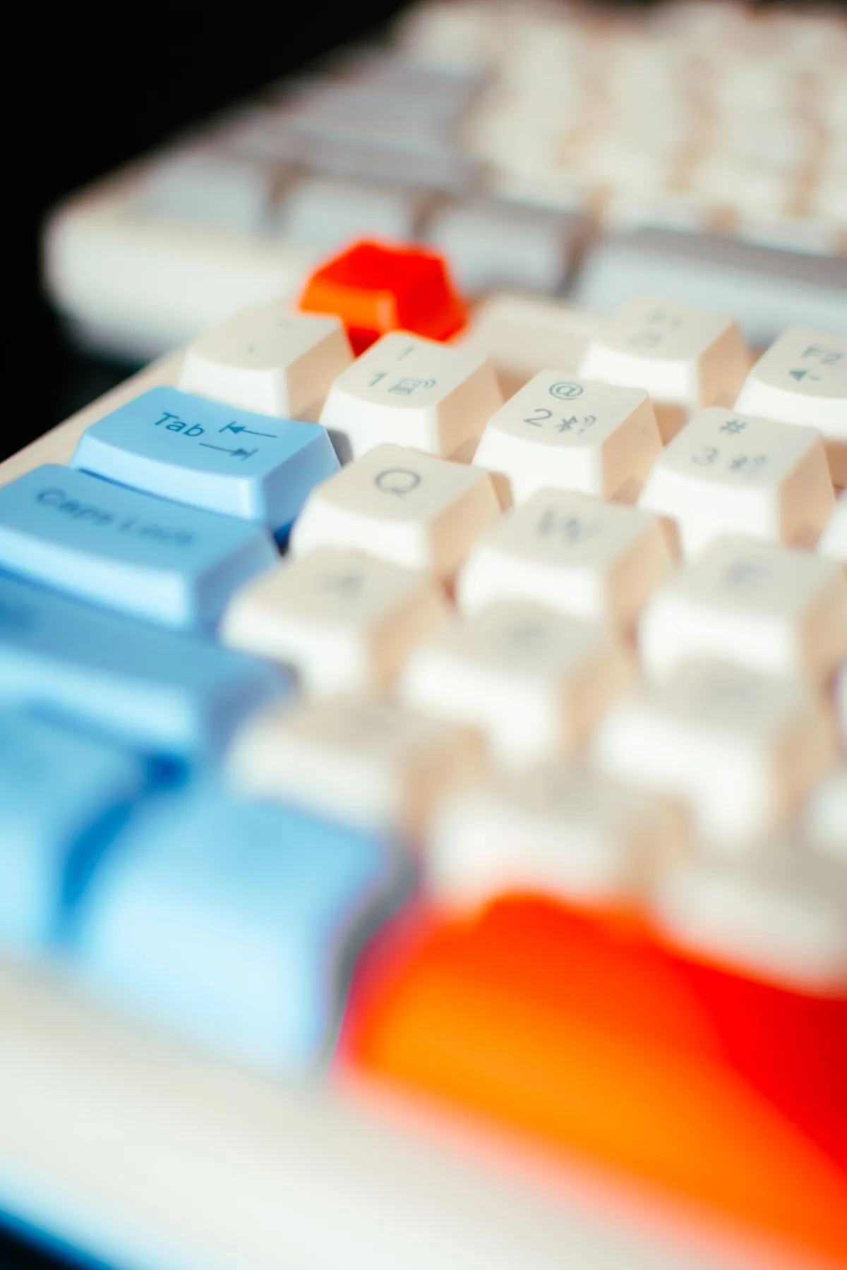青・赤・白のキーキャップが並ぶキーボードの一部がクローズアップされている