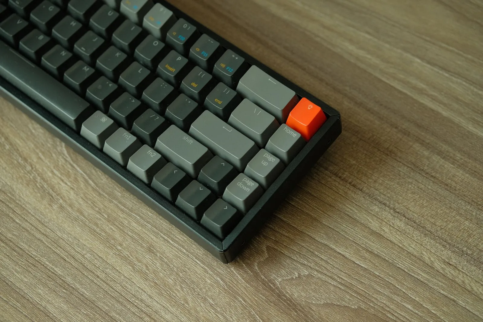 灰色のキーキャップが並ぶキーボードの端に、オレンジ色のキーが一つ配置されている