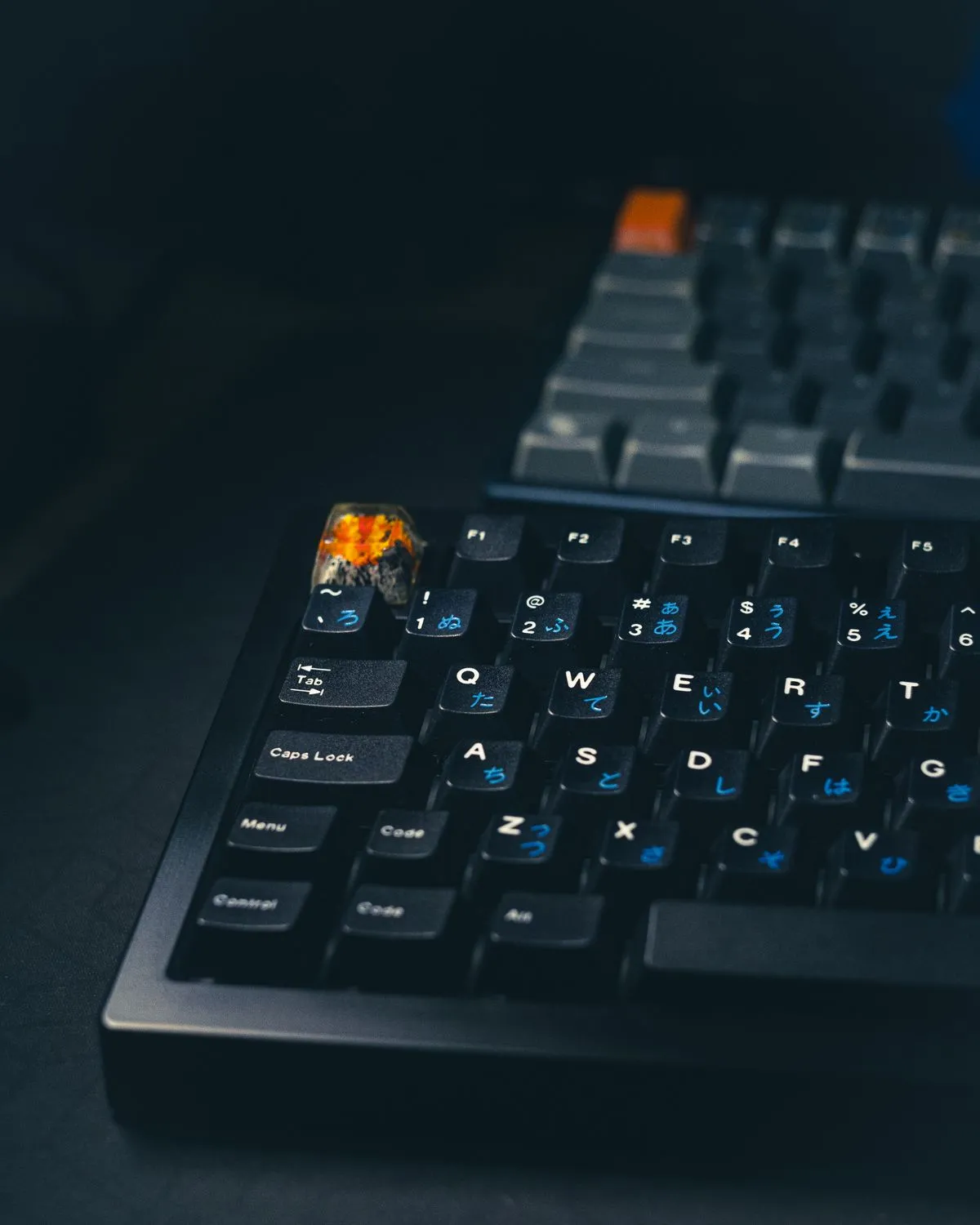 黒いキーボードにバックライトが灯り、五十音のかなが刻印されたキーが並んでいる