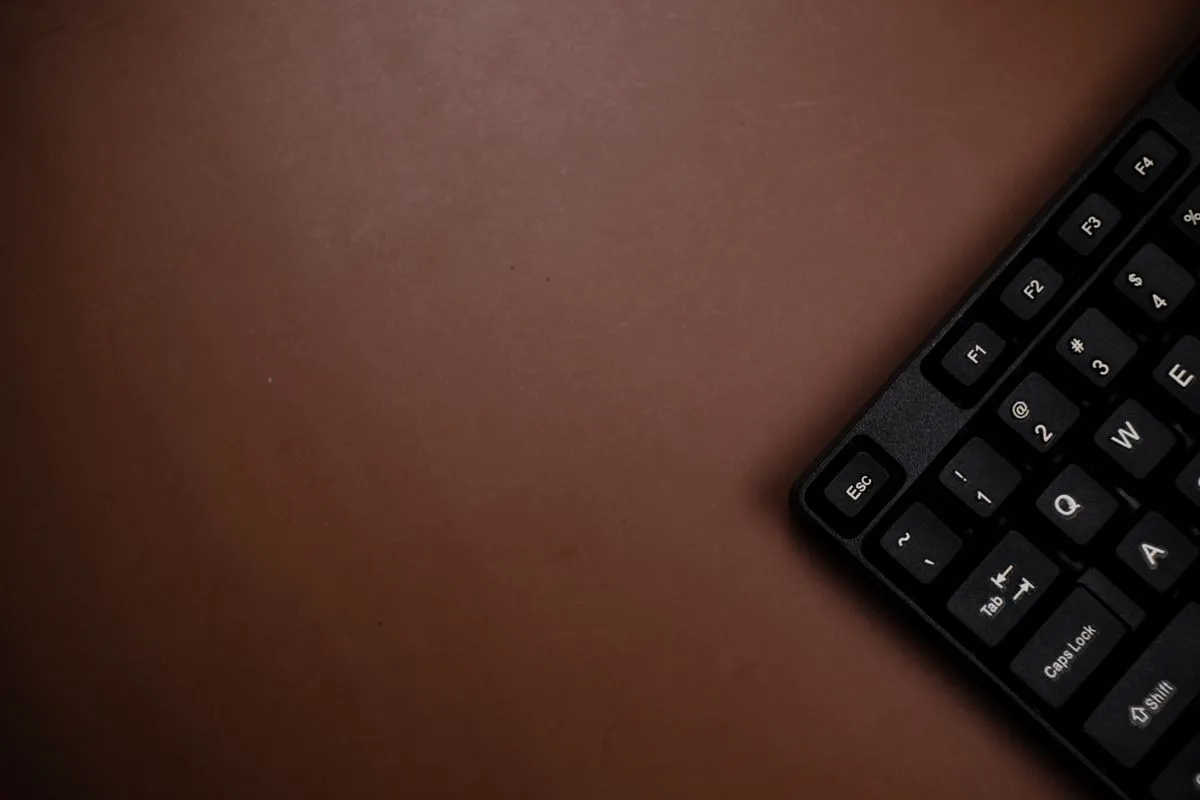 黒いキーボードの端に取り付けられたダイヤル状のノブと、Home・PgUp・Delなどのキー