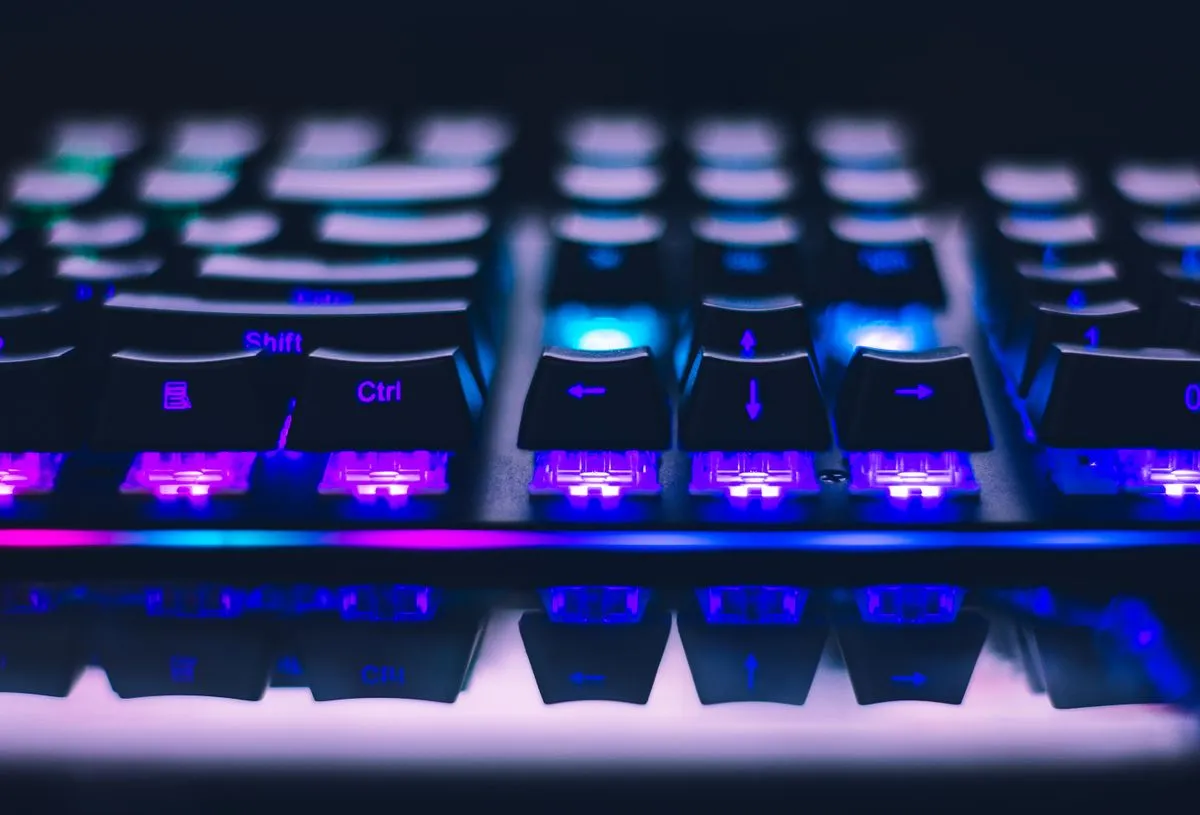 青紫色の光の中、矢印キーとCtrl・Shiftのキーキャップが並んでいる