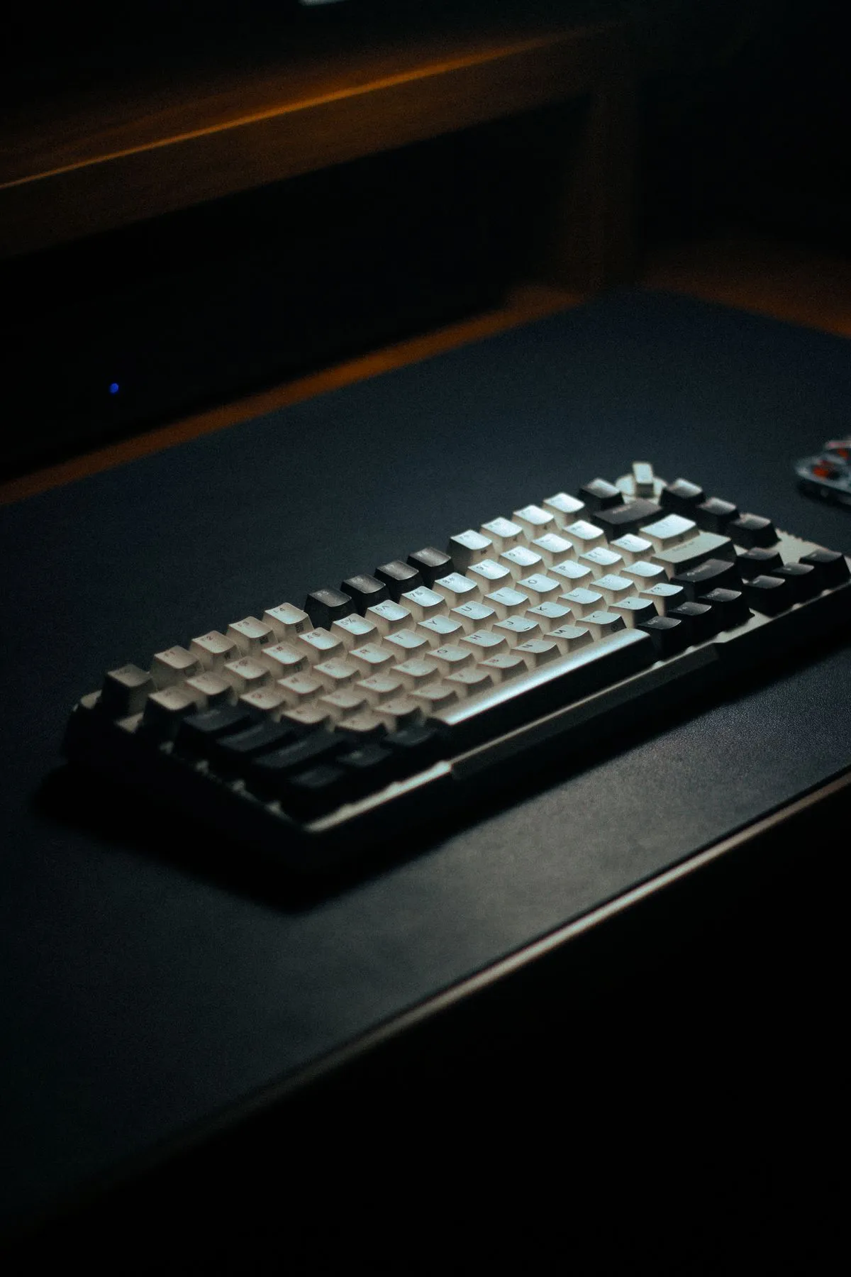淡いグリーンとアイボリーのキーキャップが並ぶキーボードの端に、白いバックスペースキーが目立っている