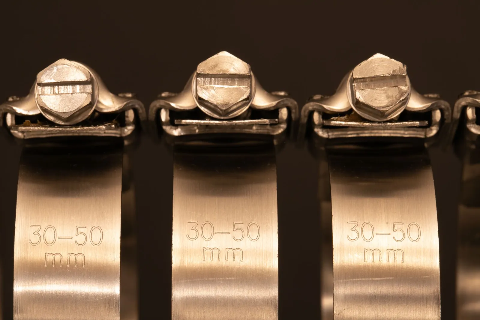 「30-50mm」の刻印がある金属製ホースクランプが3つ並んでいる