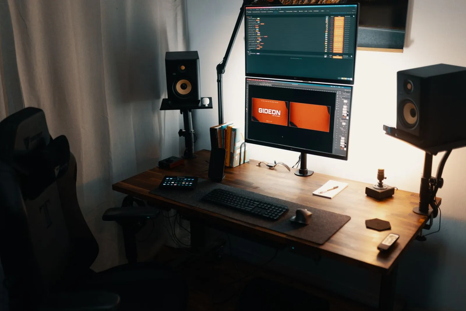 縦に2台重ねて設置されたモニターと、その支柱になっているアーム