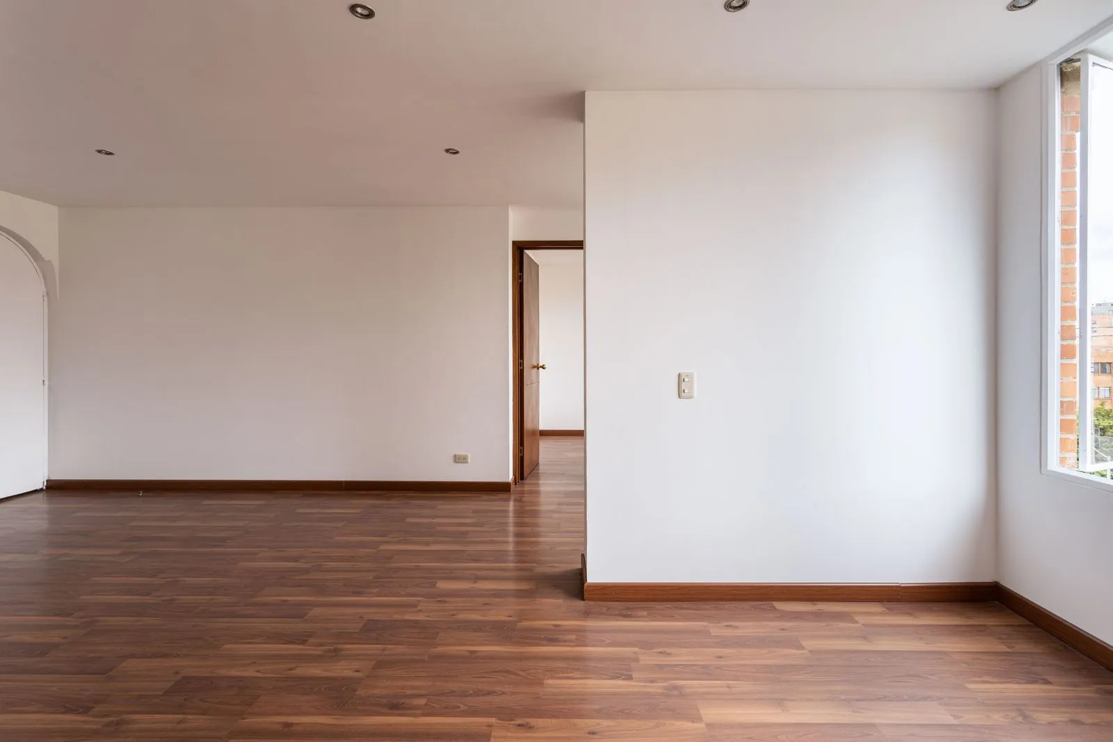 木目の床が広がる、家具のない何もない部屋