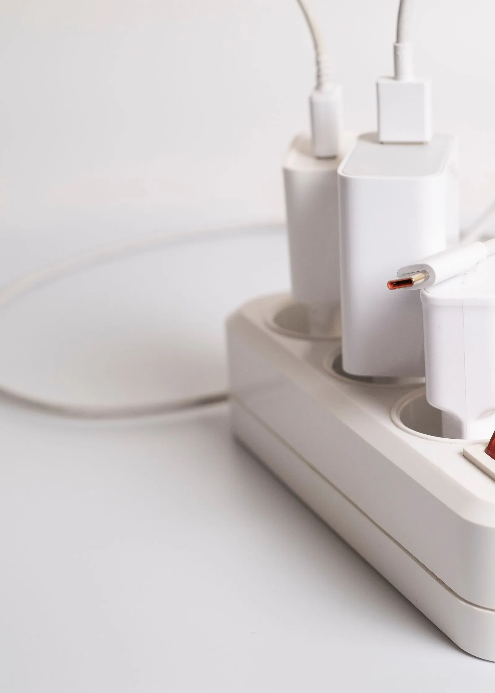電源タップに白い充電器が並んで差し込まれている様子