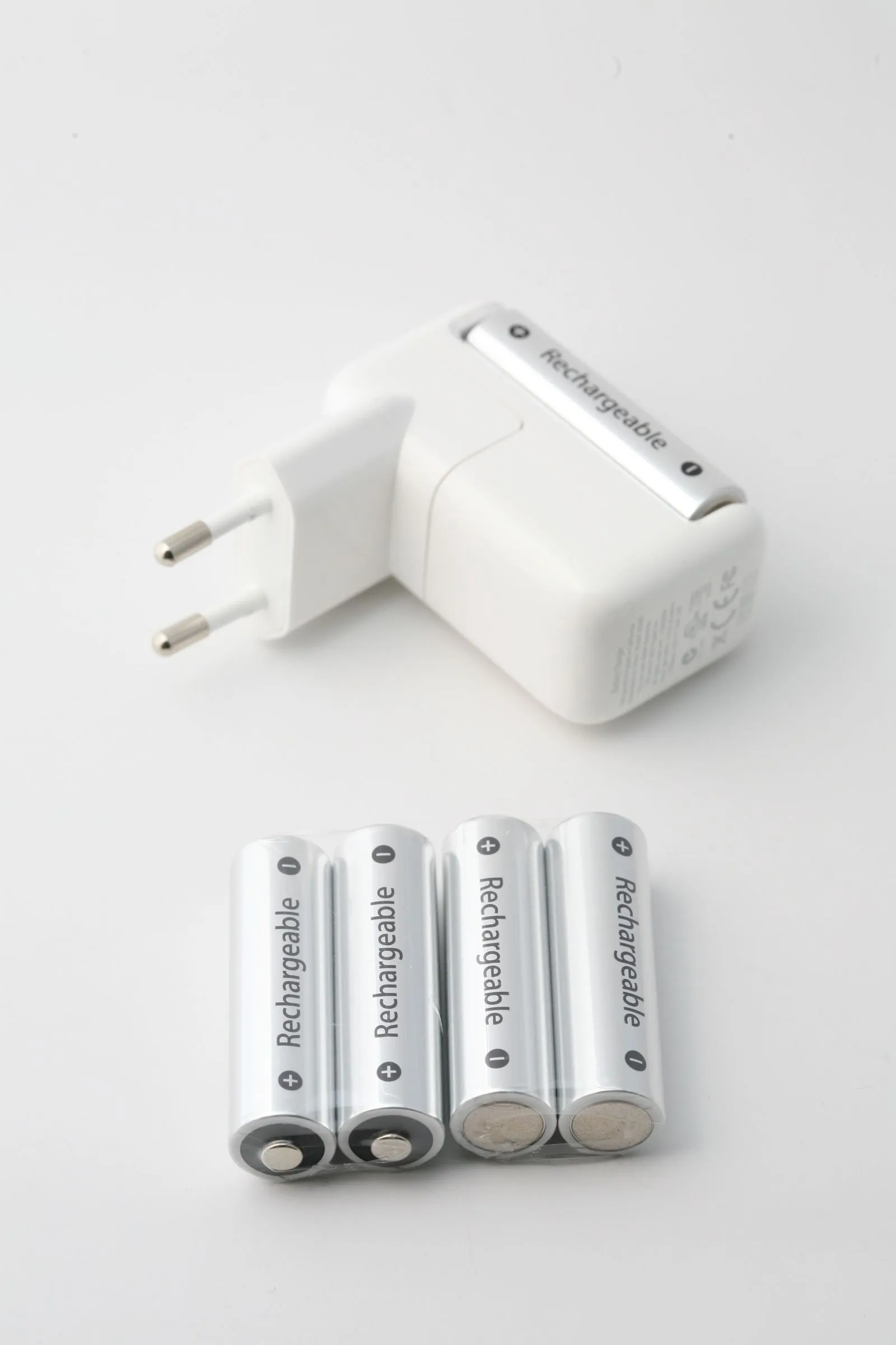 白いACプラグと4本の充電式電池が並ぶ写真
