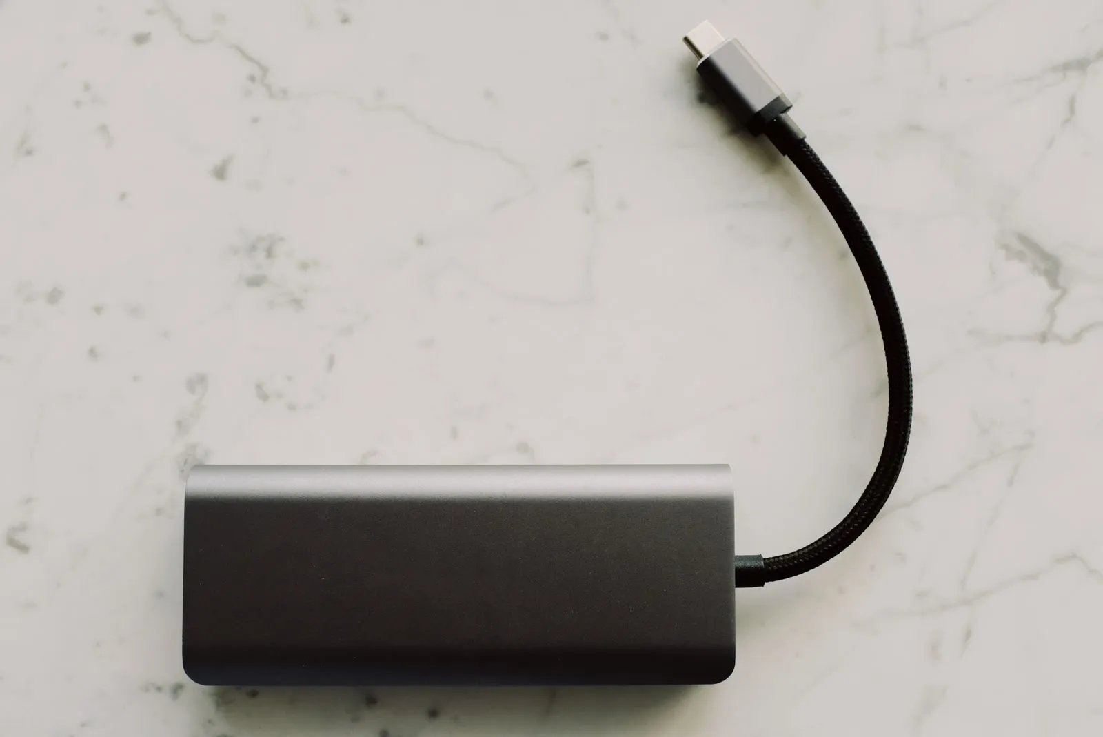 USB-Cケーブルがつながった薄型バッテリー
