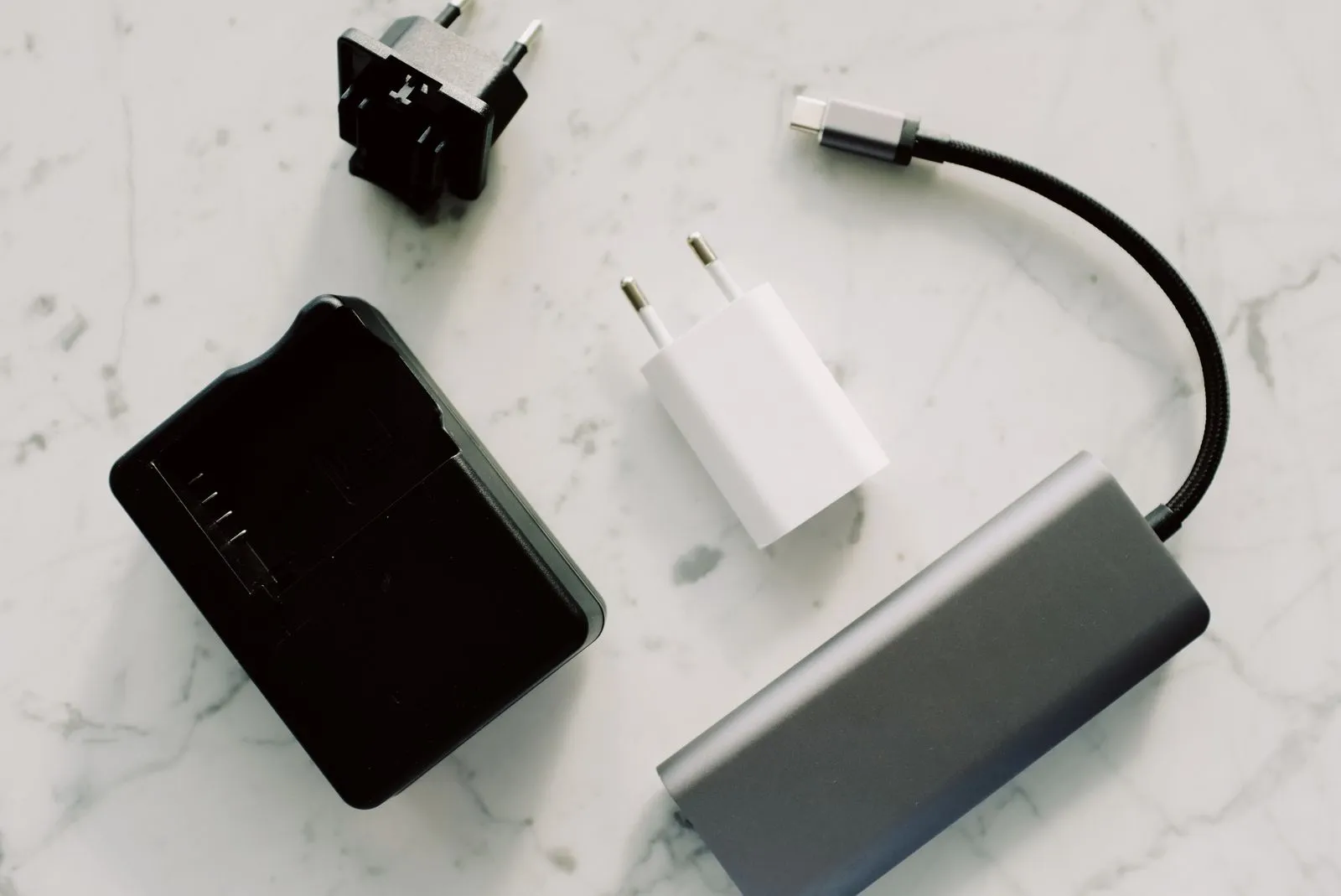 大理石の上に置かれた充電器とケーブル