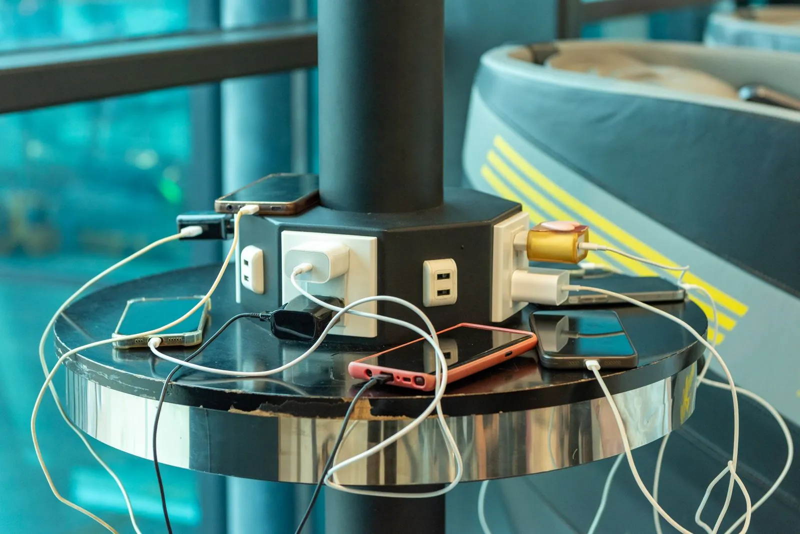 複数のスマートフォンが充電される充電スタンド