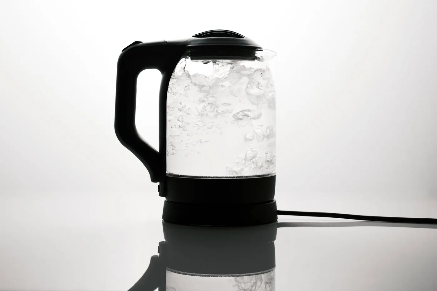 水が入ったガラス製の電気ケトル
