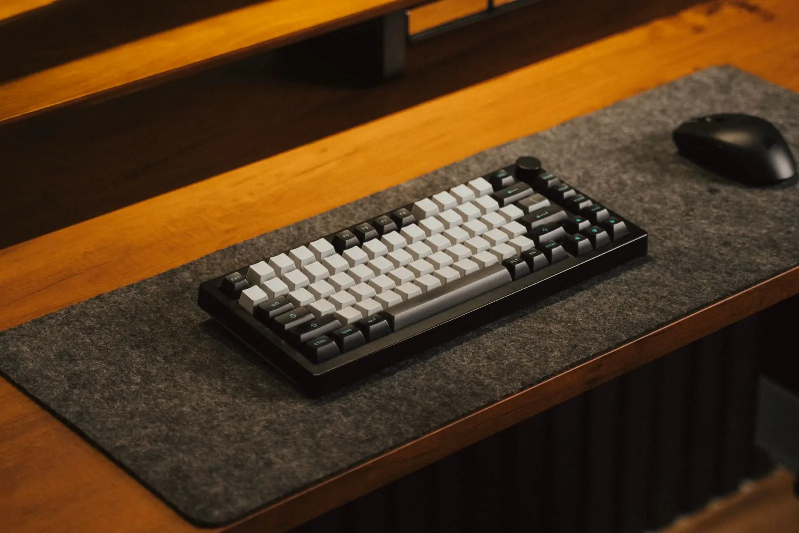 フェルトマットの上のキーボードと黒いマウス