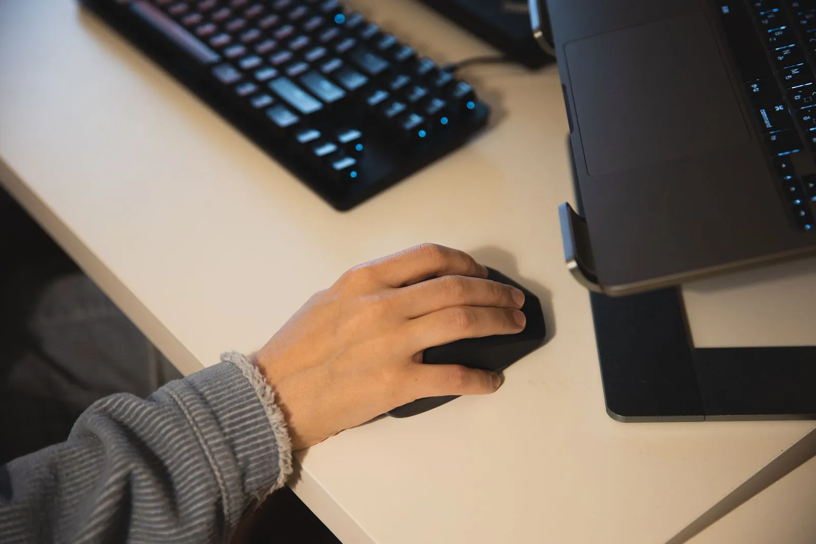 ノートパソコンのキーボードに置かれた手